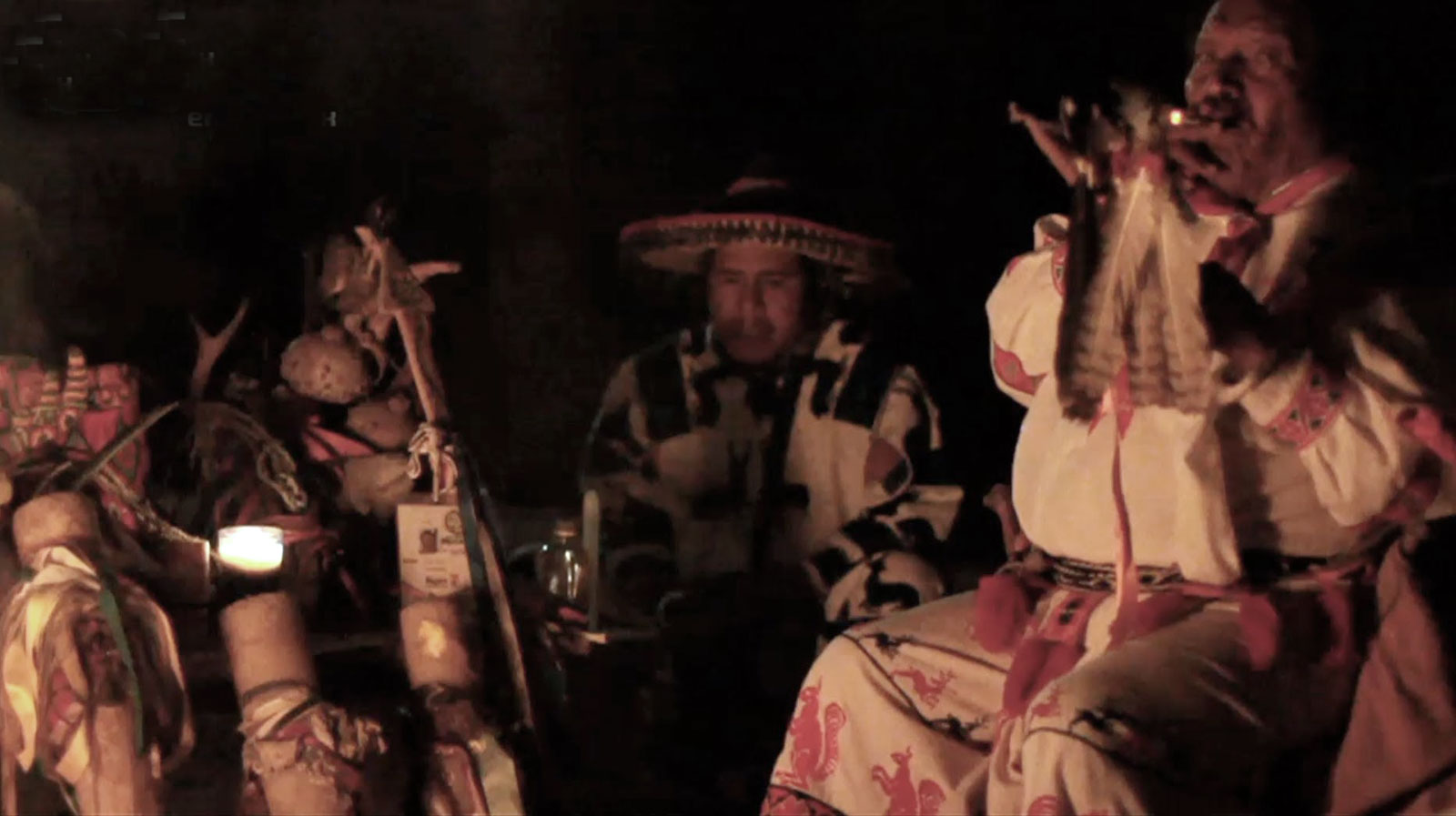 Huicholes durante una ceremonia de peyote en México.