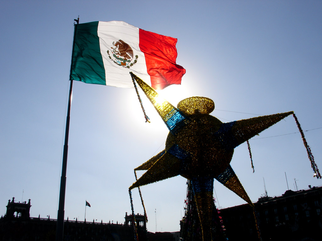 Piñata_en_el_Zócalo_de_la_Ciudad_de_México