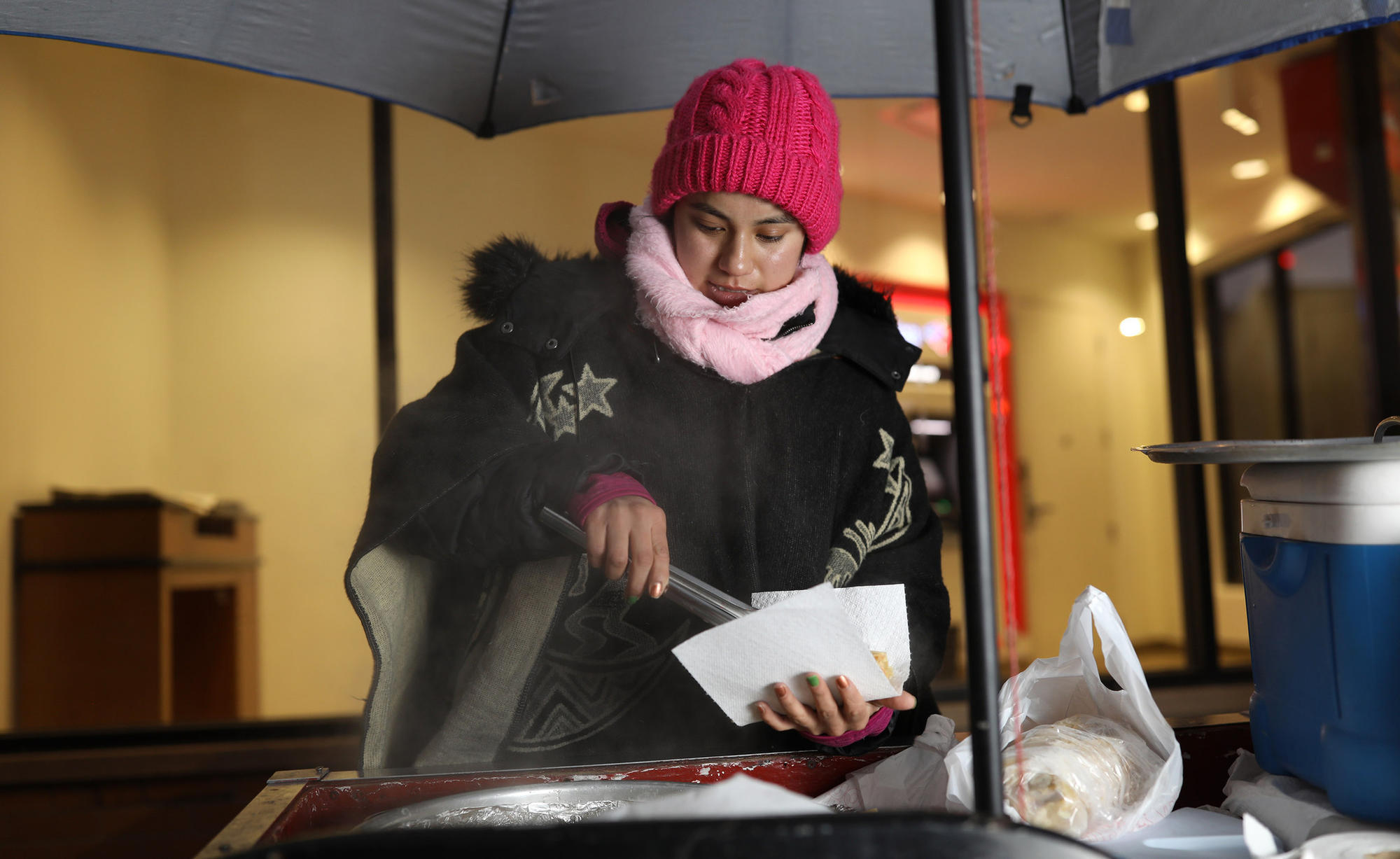 joven-migrante-dreamer-vende-tamales-pagar-financiar-educacion